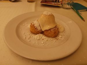 "Túrós" Gomboc ("Quark"-Bällchen) at Napfényes Restaurant & Confectionery in Budapest