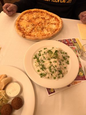 Vegan Cheese pizza 👌🏻👌🏻  at Napfényes Restaurant & Confectionery in Budapest