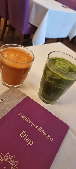 Green and energy smoothies at Napfényes Restaurant & Confectionery in Budapest