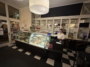 Udi and some amazing vegan 🌱 products   at Napfényes Restaurant & Confectionery in Budapest