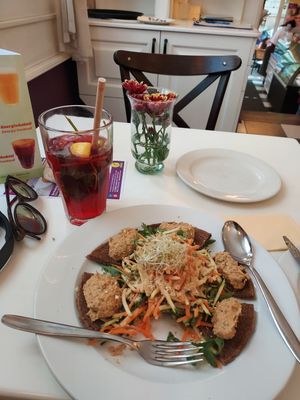 Raw vegan marinara pizza at Napfényes Restaurant & Confectionery in Budapest