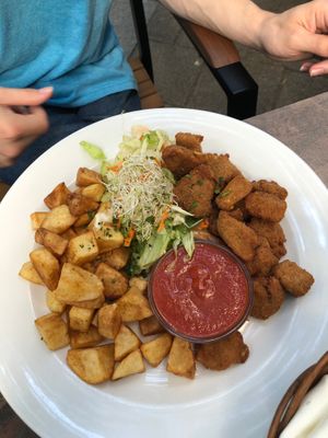Seitan Nuggets Platter at Napfényes Restaurant & Confectionery in Budapest