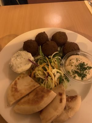 Een falafel schotel met humus en pitta   at Napfényes Restaurant & Confectionery in Budapest