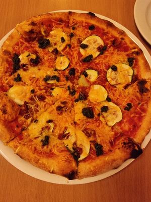 Mediterranean pizza at Napfényes Restaurant & Confectionery in Budapest