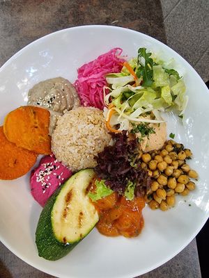 Seasonal bowl at Napfényes Restaurant & Confectionery in Budapest