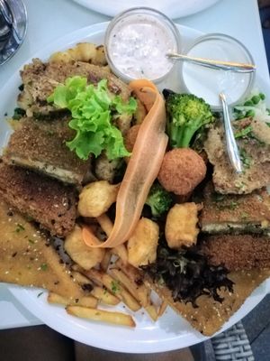 Plat de spécialités Hongroises et autres pour 2 at Napfényes Restaurant & Confectionery in Budapest