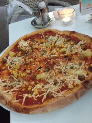 Pizza Hawai  at Napfényes Restaurant & Confectionery in Budapest