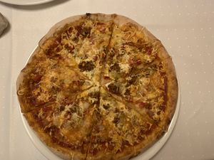 Pizza pepperoni  at Napfényes Restaurant & Confectionery in Budapest