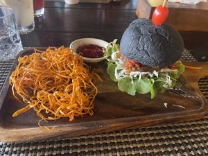 Veganer Burger mit Süßkartoffeln  at Alchemy in Koh Samui
