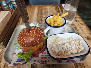What the Cluck burger, coleslaw et frites at BrewDog in St Andrews
