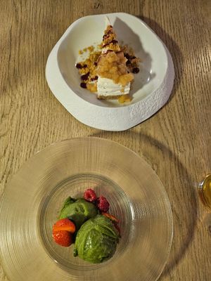 Vegan mint icecream and vegetarian cheesecake at Štorja Pod Stopnicami in Postojna