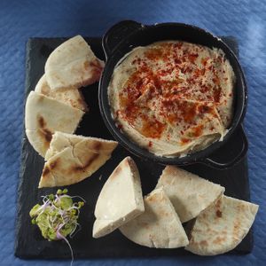 Hummus con pan de pita at Campomar in San Vicente De La Barquera