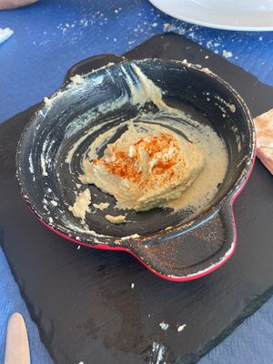 Hummus con pan de pita (RIQUISIMO, CASERO!!)  at Campomar in San Vicente De La Barquera