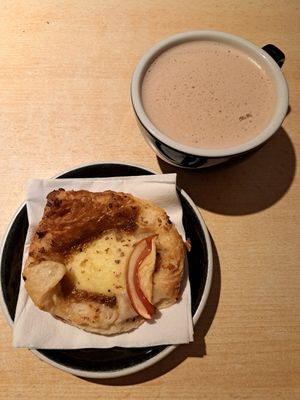 Apfel-Vanille-Danish und Heiße Schoki (mit Hafer) at Nothaft Cafe in Berlin
