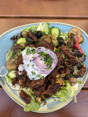 Großer bodhi-Salat mit Gyros und Tzatziki  at Bodhi in Ulm