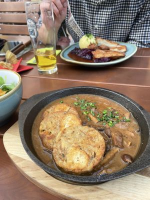 Hinten Entenbraten mit Kartoffelknödel und vorne Waldpilzragout mit Geschnetzeltem und Serviettenknödel  at Bodhi in Ulm