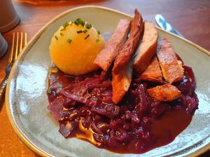Ente mit Blaukraut und Knödel at Bodhi in Ulm
