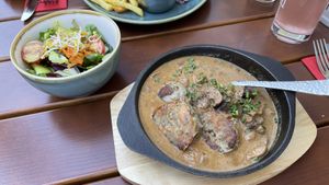 Semmelknödel und Geschnetzeltes 💚  at Bodhi in Ulm