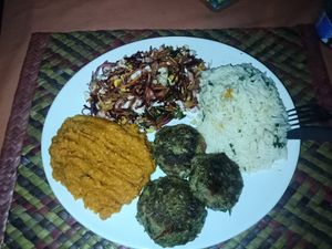 Hambúrguer de lentilha com purê de abóbora, arroz e salada. Excelente tempero e sabor. Vale a pena conferir at Cantinho da Maria  in Cairu