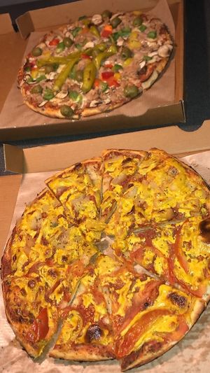 Mit Zwiebeln, Tomatenscheiben und dem besten „Käse-Ersatz“! at Roots meets Pizzabox in Detmold