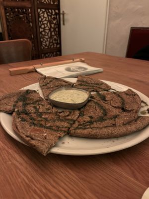 Pizzabrot aus Hanf-Teig mit Pesto und Dipp (vegan, sättigend)  at Roots meets Pizzabox in Detmold