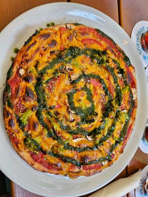 Eigenkreation mit Brokkoli, Pilzen, Tomaten, Pesto und Mandelmus-Kurkuma-Soße at Roots meets Pizzabox in Detmold