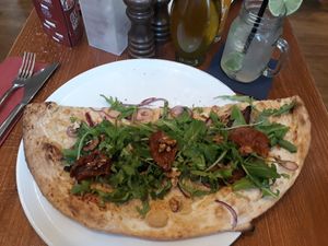 Vegan Pizza and homemade limonade at Locanda in Erlangen