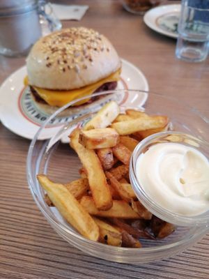 Burger, frites et veganèse. at Mauvaise Graine in Angers