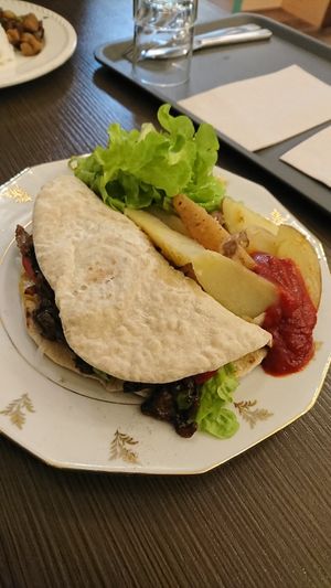 Pain pita à l'éfiloché de champignon, pommes de terre at Mauvaise Graine in Angers