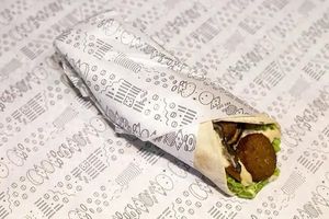 "Macca vegano" (Pita bread, falafel, humus, sliced ​​fried eggplants, red onion, lettuce and tomatoes) at Sim Sala Bim in Porto Alegre