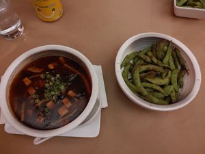 Une savoureuse soupe aigre piquante et des étonnants édamames bien assaisonnés.  at Restaurant Wong in Quebec