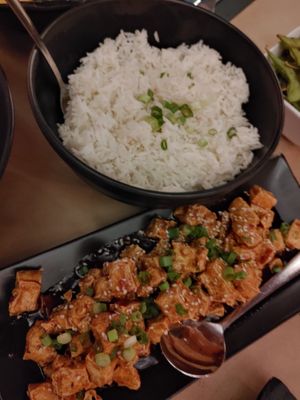 Tofu général Tao. Il n'est pas sur le menu. Le Chef a remplacé le poulet par du tofu. Un peu sucré et très bon. at Restaurant Wong in Quebec