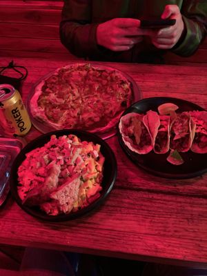 Hawaiien Pizza, Mac & Cheese, and Tacos at Café León in Bogota