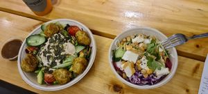 Salad bowl with falafel and noodle bowl with tofu at Caspars in Aalborg