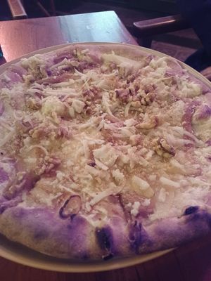 Pizza 4 quesos at Blu Bar in Barcelona