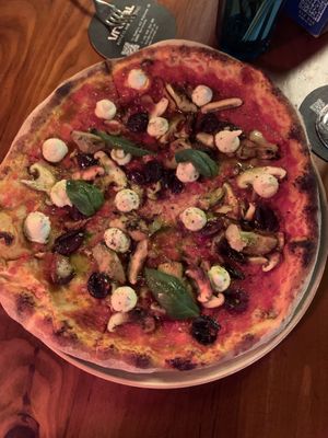 Pizza olivas shitake y alcachofas  at Blu Bar in Barcelona