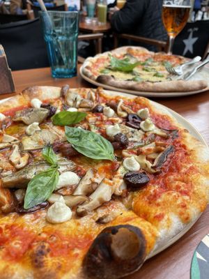 Shitake pizza  at Blu Bar in Barcelona