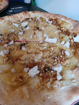 Pizza de queso y pera at Blu Bar in Barcelona