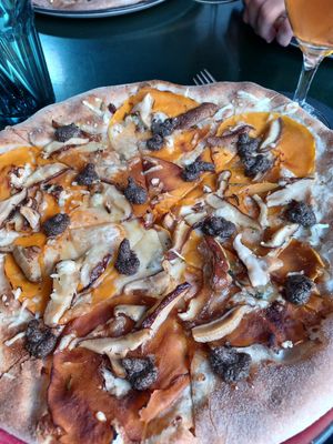 Pizza de shitake y calabaza at Blu Bar in Barcelona
