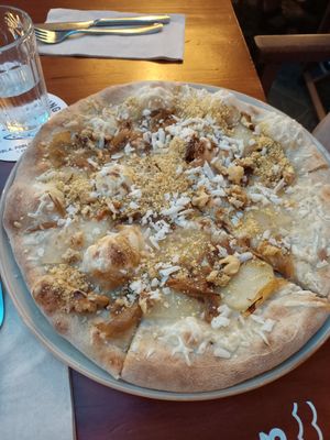 Cheese lovers - un tanto dulce, no es fuerte! ( El queso azul no predomina en el sabor) at Blu Bar in Barcelona