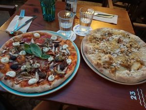 Capricciosa y cheese lovers at Blu Bar in Barcelona