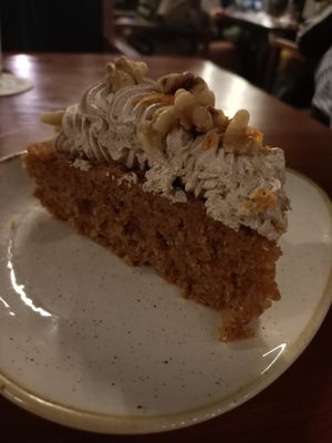 Pastel de zanahoria - húmedo! Para mi gusto demasiada crema de frosting at Blu Bar in Barcelona