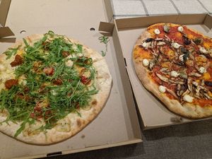 Links mit scharfer "Wurst" Rechts mit Artischocken Oliven und Champignons at Blu Bar in Barcelona