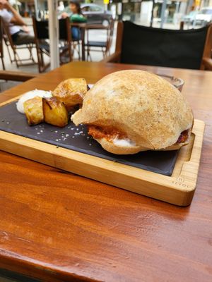 Pulled pork sandwich (with pizza dough bread) at Blu Bar in Barcelona