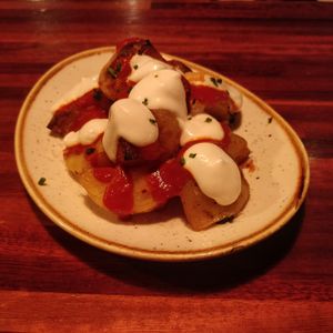 Bravas... ¡y guapas!
- Patatas al horno con alioli y salsa picante - 5.90 € at Blu Bar in Barcelona