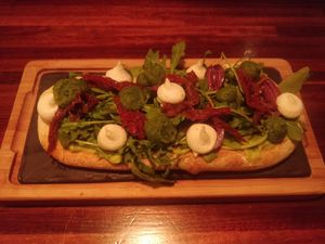 Mediterráneo -
Focaccia with guacamole, cashew cheese, dried tomatoes, rocket pesto, Kalamata olives, rocket - 11.90 € at Blu Bar in Barcelona