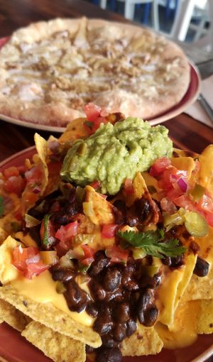 "Nachos & Guacamole" y la pizza "Cheese Lovers" at Blu Bar in Barcelona