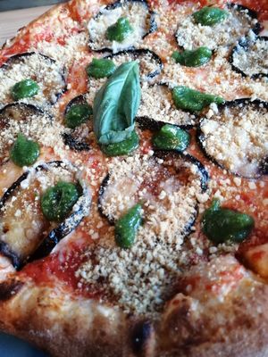 Pizza con berenjena at Blu Bar in Barcelona