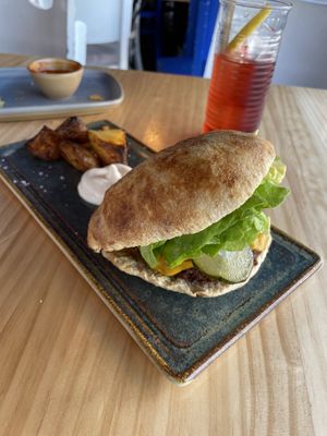 Hamburguesa con patatas al horno  at Blu Bar in Barcelona
