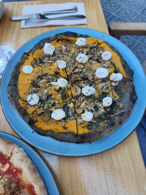 Pizza de shiitake at Blu Bar in Barcelona